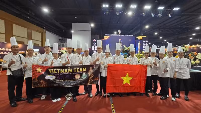 Los chefs vietnamitas dejan su huella en el Concurso de Talentos Chefs de Tailandia 2026.