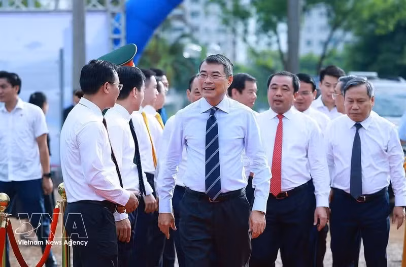 El primer ministro vietnamita, Le Minh Hung, participa hoy en la ceremonia de colocación de la primera piedra de tres grandes proyectos de viviendas de alquiler y cinco proyectos de líneas de metro en Hanói. (Foto: VNA)