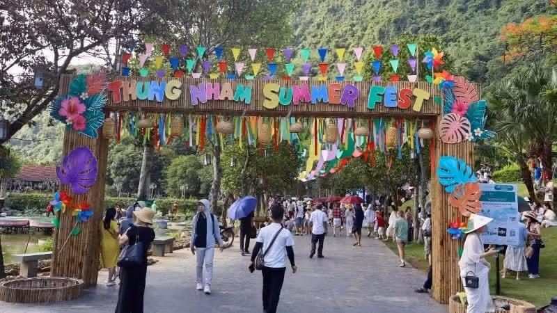 La zona de ecoturismo de Thung Nham atrae a un gran número de visitantes. 