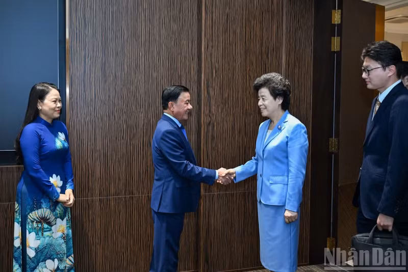El dirigente partidista de Vietnam, Tran Cam Tu, recibe a la vicepresidenta del Comité Nacional de la CCPPCh, Xian Hui. (Foto: Nhan Dan)