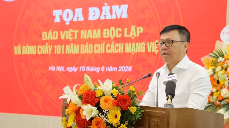 Le Quoc Minh, presidente-editor del periódico Nhan Dan, subjefe de la Comisión de Propaganda y Movilización de Masas del Comité Central del PCV y presidente de la Asociación de Periodistas de Vietnam, interviene en el coloquio.