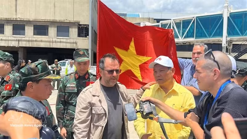 El ministro de Relaciones Exteriores de Venezuela, Yván Gil Pinto, en la ceremonia de bienvenida a la delegación vietnamita en el aeropuerto. (Foto: VNA)
