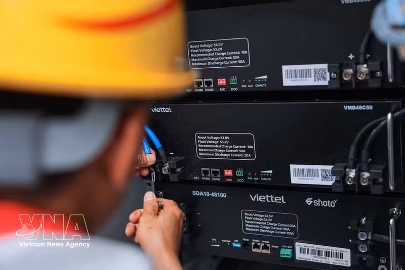 Trabajadores de la sucursal de construcción de Viettel en Hanoi conectan e instalan equipos de estaciones base 5G. (Foto: VNA)