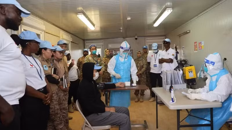 La capacitación sobre el uso de equipos de protección personal (EPP) de alto nivel constituye uno de los contenidos centrales del programa de fortalecimiento de la capacidad de respuesta frente al ébola del hospital de campaña de segundo nivel número 7 de Vietnam en Sudán del Sur. (Foto: Tien Phuc)