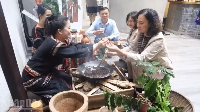 Turistas experimentan el tradicional proceso de tostado de café de la etnia E De.