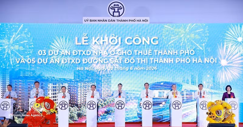 El primer ministro vietnamita, Le Minh Hung, participó hoy en la ceremonia de colocación de la primera piedra de tres grandes proyectos de viviendas de alquiler y cinco proyectos de líneas de metro en Hanói. (Foto: VNA)