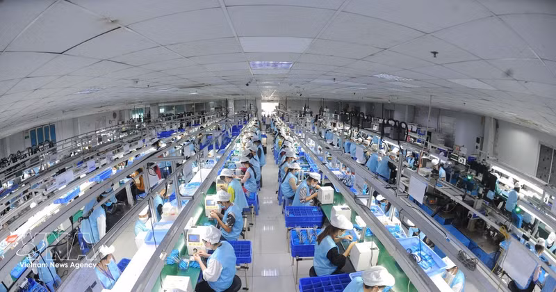 Una línea de fabricación de productos electrónicos en el complejo industrial de Thanh Van, Bac Ninh. (Foto: VNA)
