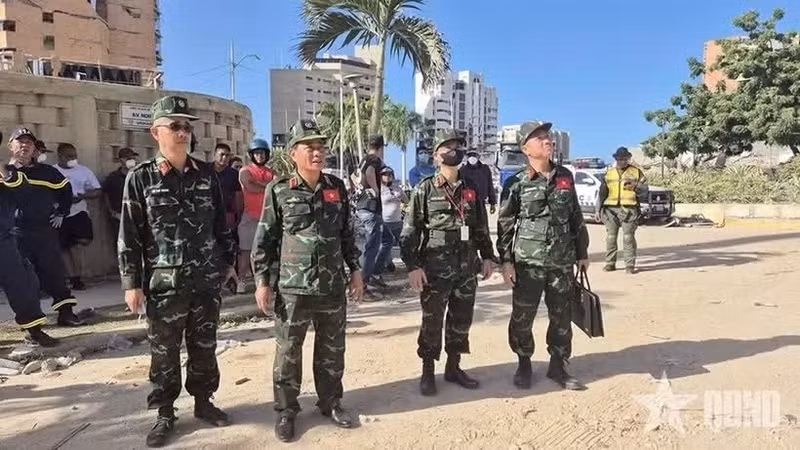 Un equipo vietnamita realiza una inspección sobre el terreno en La Guaira para evaluar la situación y preparar el despliegue de personal y equipos destinados a las labores de búsqueda y rescate. (Foto: qdnd.vn)