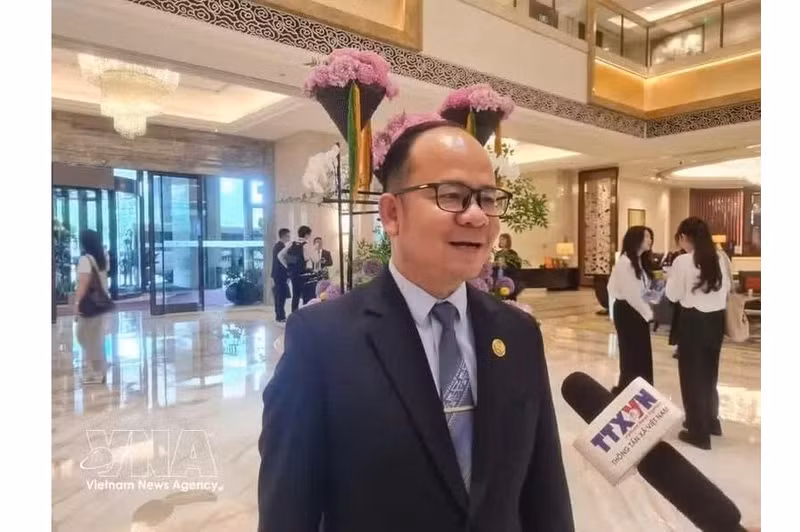 El miembro suplente y subjefe de la Comisión de Propaganda y Educación del Comité Central del Partido Popular Revolucionario de Laos, Khammone Chanthachith, en la entrevista. (Foto: VNA)
