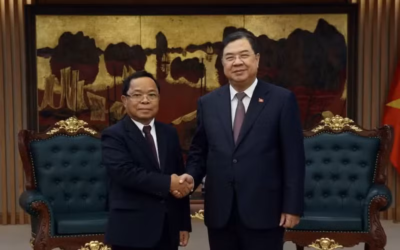 El viceprimer ministro permanente de Vietnam, Pham Gia Tuc, (derecha) recibe al vicepremier y titular de Justicia de Laos, Khamphan Phommathath. (Foto: baochinhphu.vn)