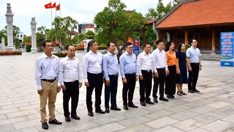 La delegación de la Asociación de Periodistas de Vietnam ofrece incienso en homenaje al camarada Nguyen Duc Canh. (Foto: DUC NGHIA)