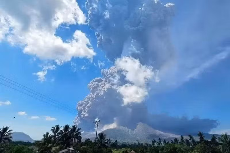El monte Lewotobi Laki-Laki, en el Este de Indonesia, entra en erupción. (Foto: Xinhua/VNA)