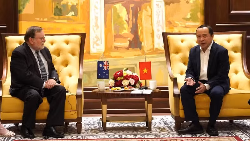 El ministro de Ciencia y Tecnología, Vu Hai Quan, recibe al científico jefe de Australia, Tony Haymet. 
