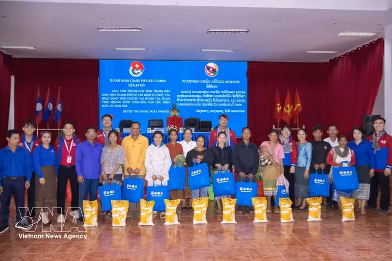 La delegación entrega regalos a familias desfavorecidas en la provincia laosiana de Xekong. F(oto: VNA)