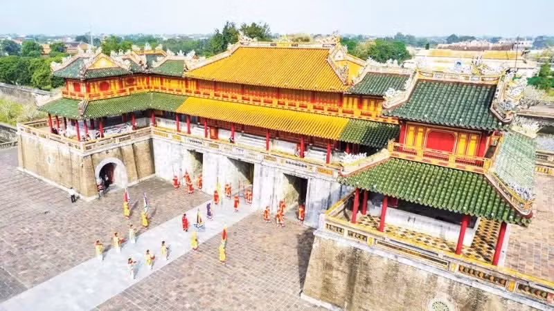 Vista desde arriba, la Ciudadela Imperial de Hue brilla con intensidad, iluminando la ciudad histórica. (Foto: Nhan Dan)