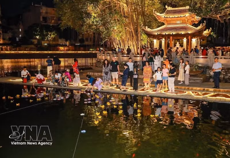 Turistas en el el Festival de Linternas de Ho Van - Van Mieu. (Foto: VNA)