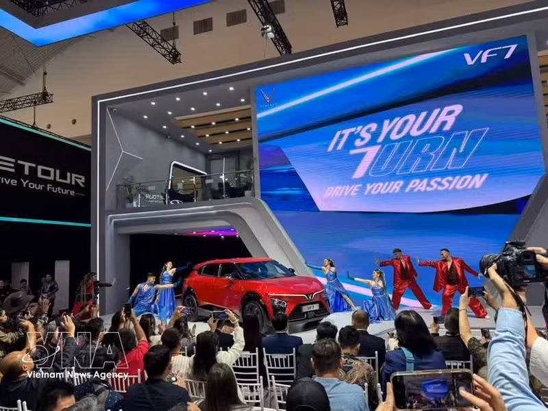 VinFast presenta modelo VF7 en Filipinas. (Foto: VNA)