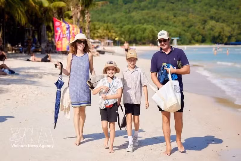 Turistas extranjeros disfrutan la playa de Khem, en la Zona Económica Especial de Phu Quoc, provincia de An Giang. (Foto: VNA)