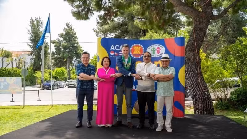 La embajadora de Vietnam en Grecia, Pham Thi Thu Huong, junto a amigos internacionales en la feria. (Foto: Embajada de Vietnam en Grecia)
