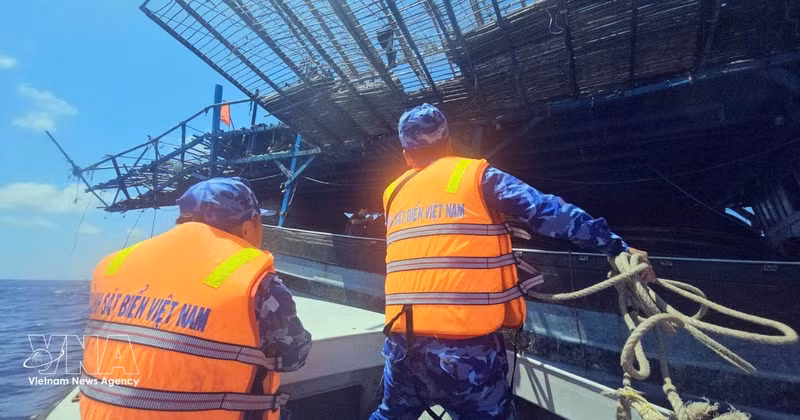 Guardia Costera rescata embarcación averiada con 57 pescadores cerca de Truong Sa. (Foto: VNA)