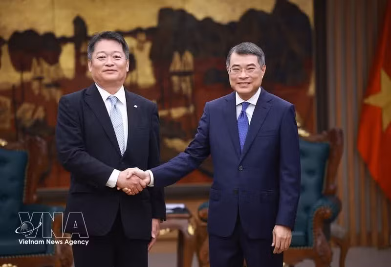 El primer ministro de Vietnam, Le Minh Hung, (derecha) recibe al gobernador de la prefectura japonesa de Yamanashi, Nagasaki Kotaro. (Foto: VNA)