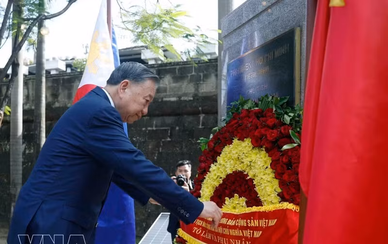 El secretario general del PCV y presidente de Vietnam, To Lam, deposita una corona de flores en el monumento del Presidente Ho Chi Minh en el Jardín de la Asean en el casco antiguo de Intramuros, Manila, el 31 de mayo por la tarde. (Foto: VNA)
