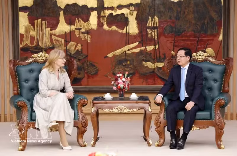 El viceprimer ministro vietnamita Ho Quoc Dung recibe a la comisaria europea de Empresas Emergentes, Investigación e Innovación, Ekaterina Zaharieva. (Foto: VNA)