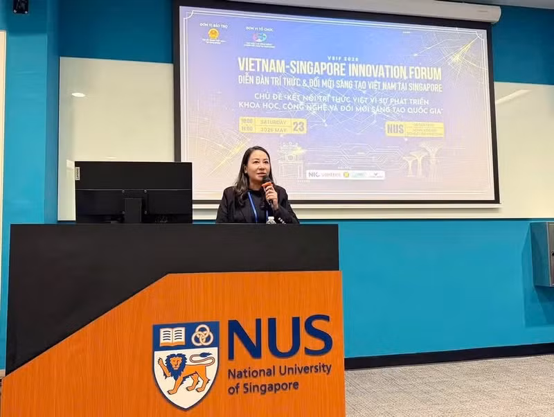 Ta Thuy Lien, jefa del Comité de Enlace de la Comunidad vietnamita en Singapur, interviene en el Foro de Intelectuales e Innovación de Vietnam en Singapur. (Foto: Cortesía del Comité de Enlace de la Comunidad vietnamita en Singapur)