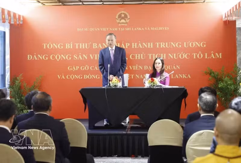 El secretario general del Partido Comunista y presidente de Vietnam, To Lam, se reúne la comunidad de coterráneos en Sri Lanka. (Foto: VNA)