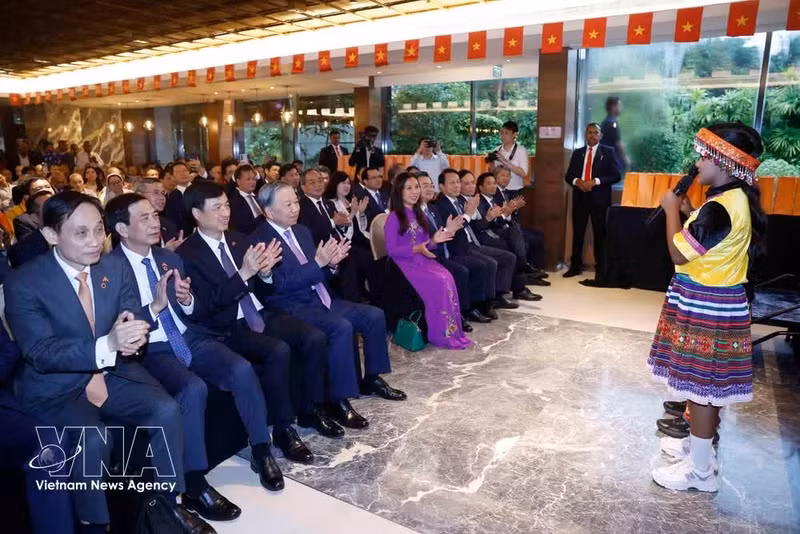 El secretario general del PCV y presidente de Vietnam, To Lam, y otros funcionarios disfrutan de una actuación musical de estudiantes de Sri Lanka que aprenden vietnamita durante la reunión. (Foto: VNA)