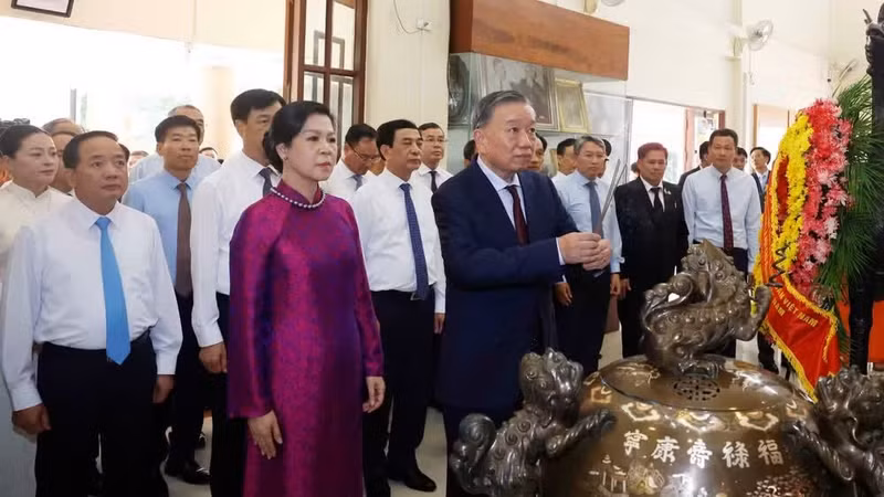 El secretario general del PCV y presidente del país, To Lam, y su esposa, junto con una delegación vietnamita de alto nivel, rinden homenaje con incienso y flores en el Sitio Conmemorativo del Presidente Ho Chi Minh en Udon Thani (Tailandia). (Foto: VNA). 