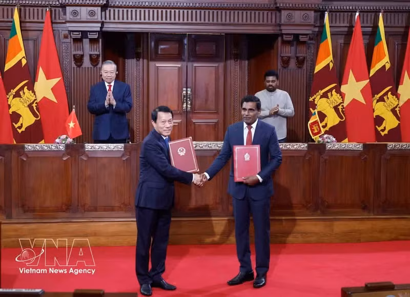 El secretario general del Partido Comunista de Vietnam (PCV) y presidente del país, To Lam, y el presidente de Sri Lanka, Anura Kumara Dissanayake, presencian la ceremonia de intercambio de documentos de cooperación entre ministerios y organismos de ambos países. (Foto: VNA)