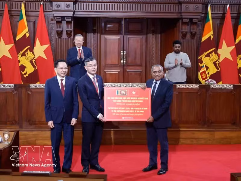 Entrega de obsequios del Partido, el Estado y el pueblo de Vietnam al Gobierno y al pueblo de Sri Lanka. (Foto: VNA)