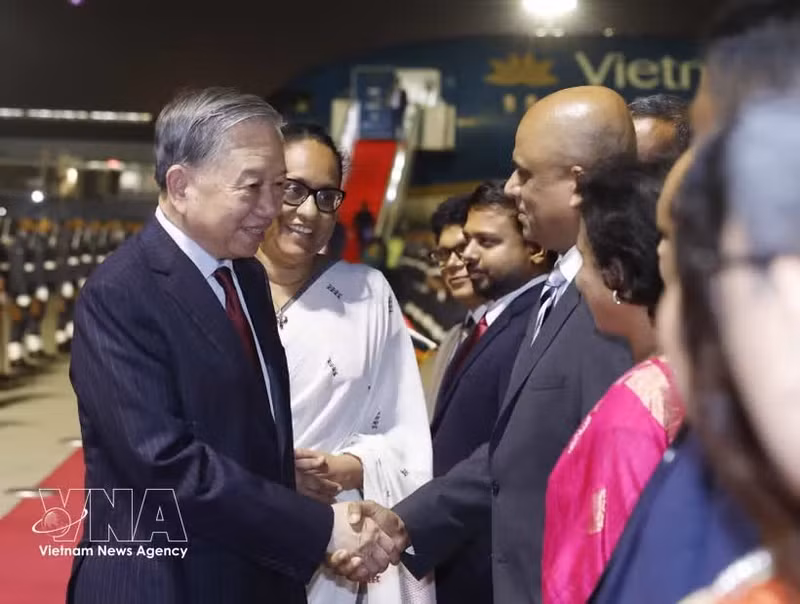 El secretario general del PCV y presidente del Estado, To Lam, la primera ministra Harini Amarasuriya y los delegados en el Aeropuerto Internacional de Bandaranaike. (Foto: VNA)
