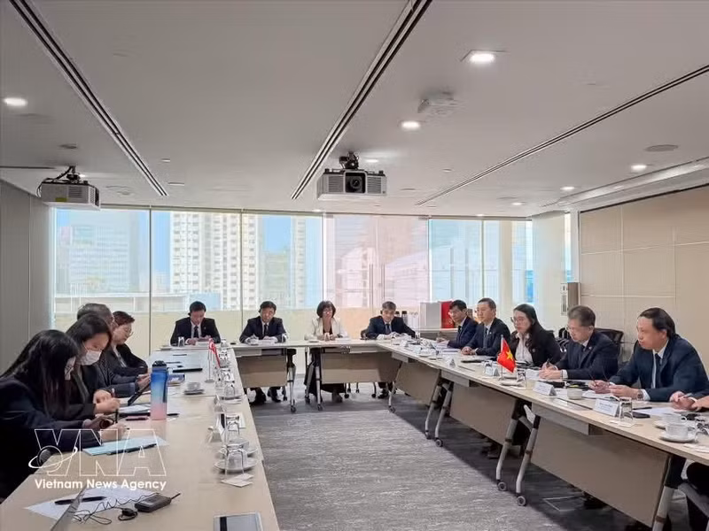 Una delegación de alto nivel del Tribunal Supremo Popular de Vietnam, encabezada por su presidente, Nguyen Van Quang, realiza una visita de trabajo a Singapur. (Foto: VNA)