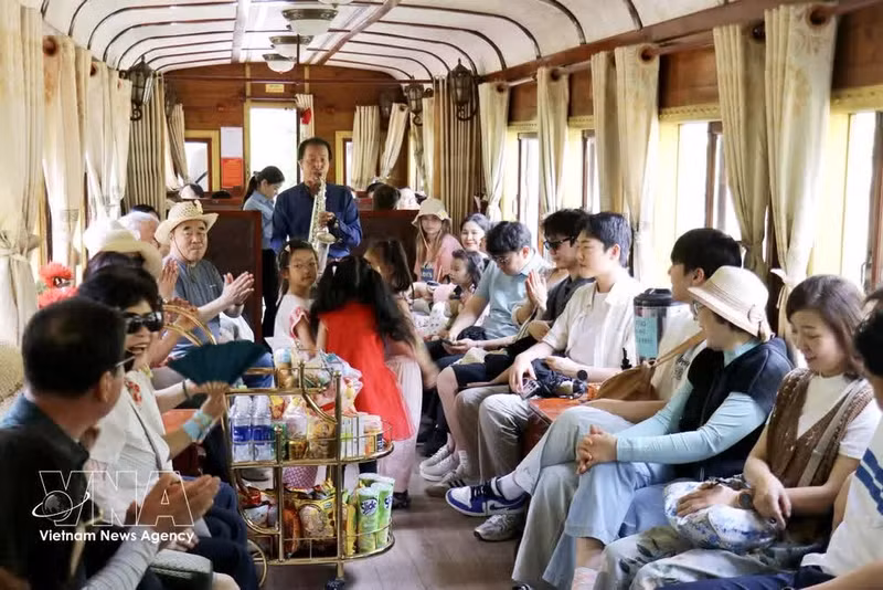 Actuaciones musicales para los turistas en el tren que va desde la estación de Da Lat hasta la estación de Trai Mat. (Foto: VNA)