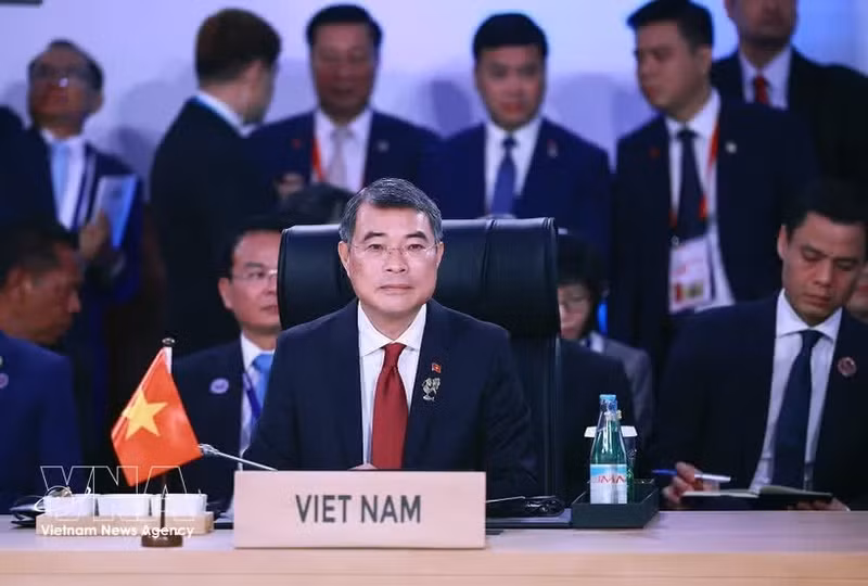 El primer ministro vietnamita, Le Minh Hung, asiste a la 48ª Cumbre de Asean en Filipinas (Foto: VNA)