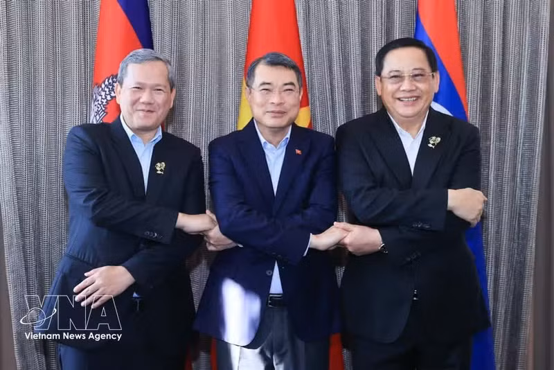 Los primeros ministros de Vietnam, Laos y Camboya. (Foto: VNA)