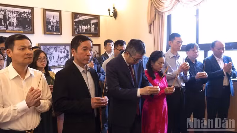 Los asistentes rinden homenaje al Presidente Ho Chi Minh.