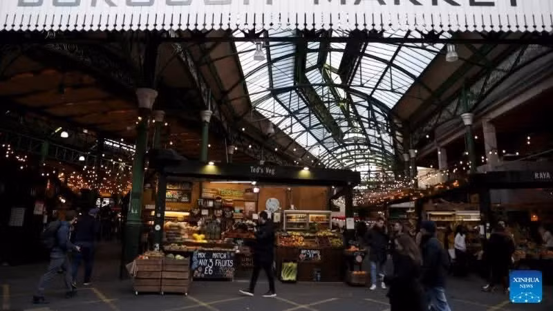 Gente comprando en el mercado de Borough en Londres (Foto: Xinhua)