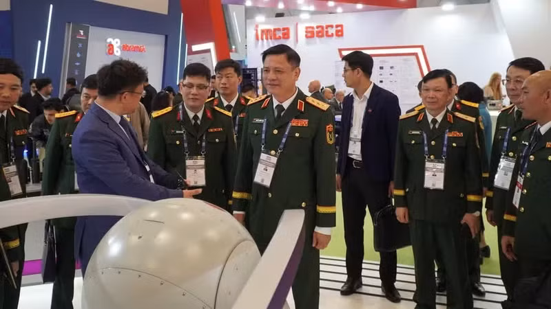 Delegación de alto nivel del Ministerio de Defensa vietnamita en la exposición.