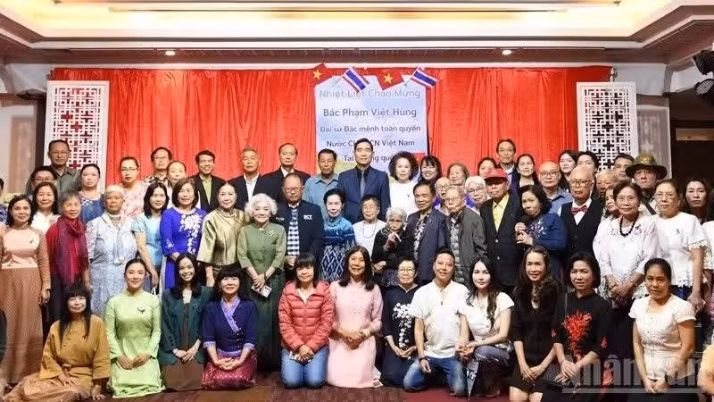El embajador de Vietnam en Tailandia, Pham Viet Hung, se reúne con el Comité Ejecutivo de la Asociación de Vietnamitas de la provincia de Chiang Mai y más de 120 compatriotas vietnamitas, el 27 de noviembre de 2025. (Foto: Nhan Dan)