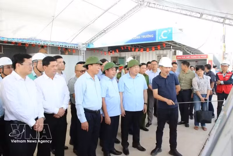 El viceprimer ministro permanente de Vietnam, Pham Gia Tuc, y otros funcionarios inspeccionan el avance del proyecto de construcción del Aeropuerto Internacional de Gia Binh, en la provincia de Bac Ninh. (Foto: VNA)
