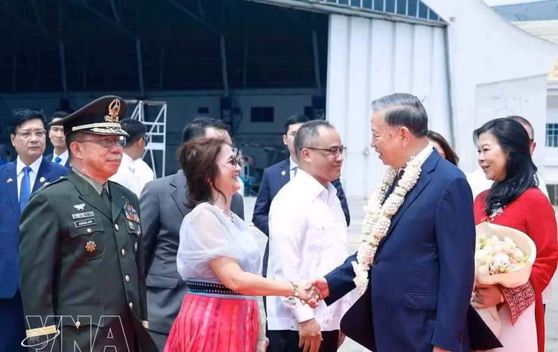 El secretario general del PCV y presidente de Estado, To Lam, y su esposa, Ngo Phuong Ly, son recibidos en la Base Aérea de Villamor el 31 de mayo por la tarde. (Foto: VNA)