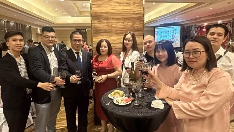 Nguyen Pham Hoang Nguyen (extremo izquierdo) en una celebración de Año Nuevo organizada por la Embajada de Vietnam en Filipinas.