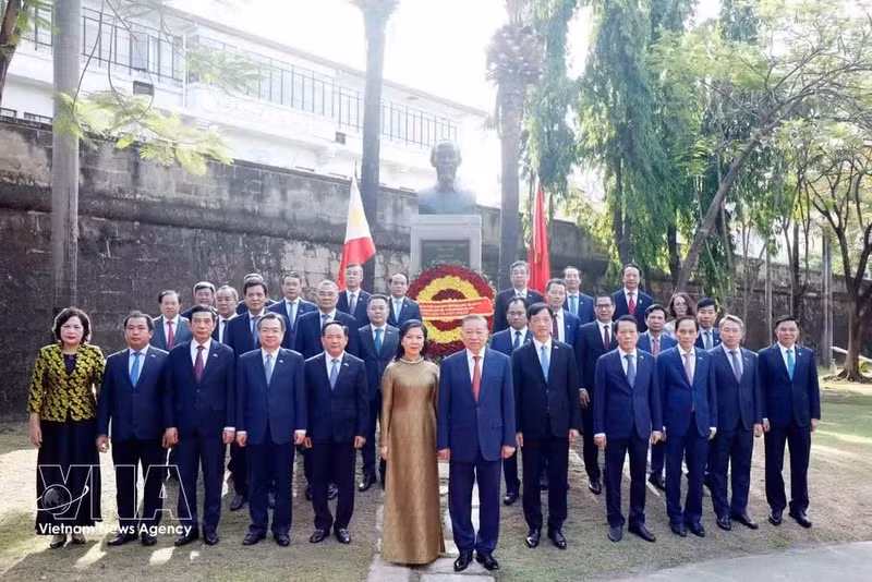 El secretario general del PCV y Presidente de Estado To Lam, su esposa Ngo Phuong Ly y funcionarios de Vietnam además del monumento del Presidente Ho Chi Minh en el Jardín de la Asean en el casco antiguo de Intramuros, Manila (Foto: VNA)