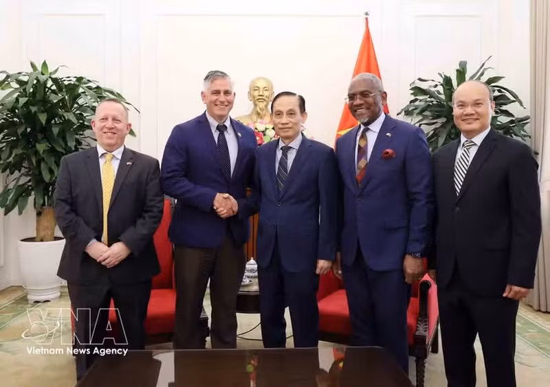El ministro de Relaciones Exteriores de Vietnam, Le Hoai Trung, y los congresistas estadounidenses. (Foto: VNA)