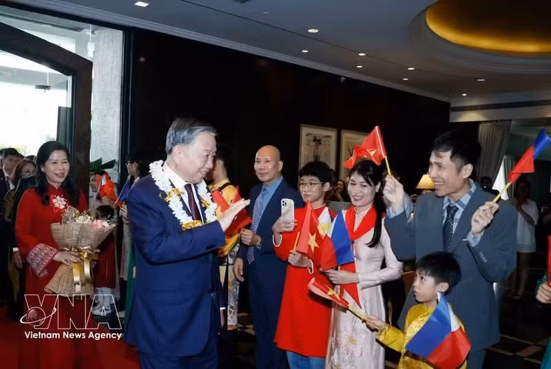 Los representantes de la Embajada y la comunidad vietnamitas en Filipinas dan la bienvenida al secretario general del PCV y presidente del Estado, To Lam, y a su cónyuge en la Base Aérea de Villamor el 31 de mayo por la tarde. (Foto: VNA)