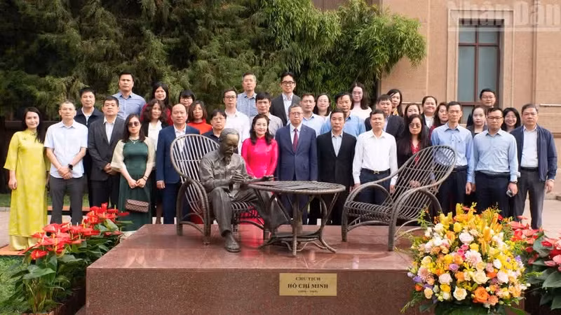 El embajador de Vietnam en China, Pham Thanh Binh, y los delegados posan para una foto conmemorativa junto a la estatua del presidente Ho Chi Minh en el recinto de la embajada.