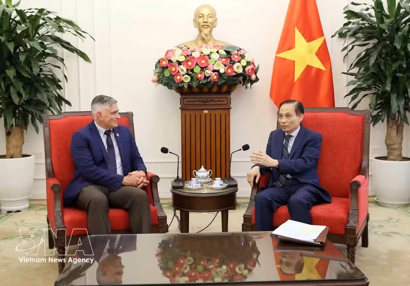 El ministro de Relaciones Exteriores de Vietnam, Le Hoai Trung, y el congresista Michael Baumgartner (Foto: VNA)